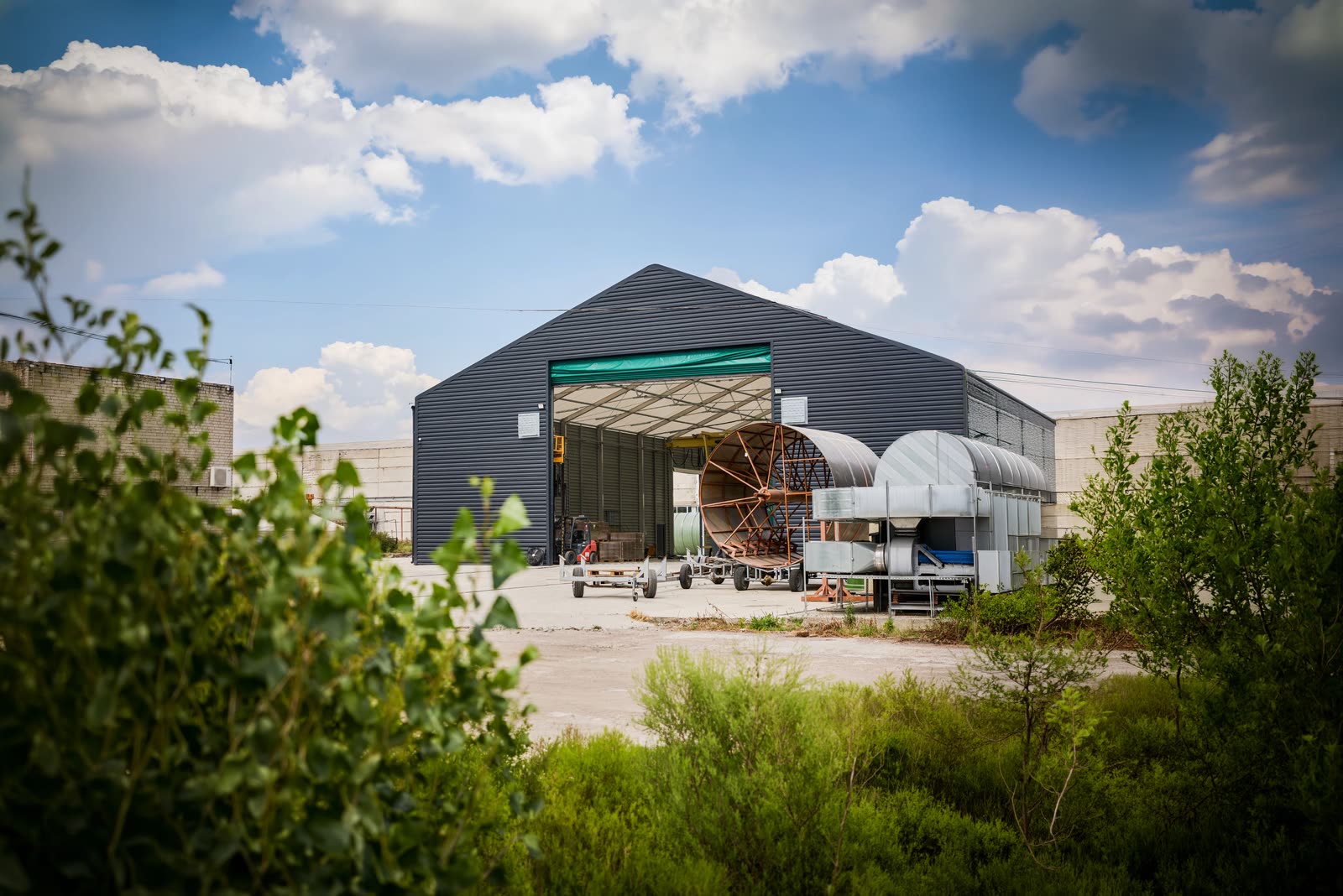 Hala przemysłowa Protan Elmark z otwartą bramą i instalacjami technologicznymi
