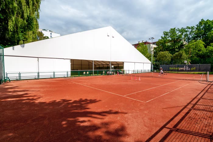 Hala sportowa nad kortem tenisowym